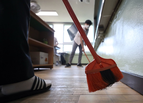경남 김해시 삼정동 김해고등학교에서 3학년 학생들이 쉬는 시간에 교실 청소를 하고 있다. 2020.5.20
