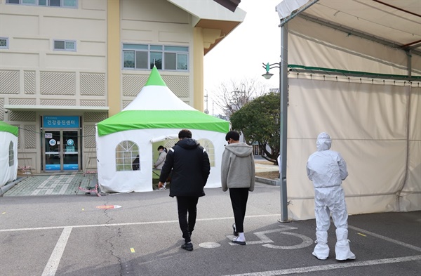 검사를 원하는 시민은 먼저 여수시시보건소 건강증진센터 입구의 텐트로 문진표를 작성해야 한다.