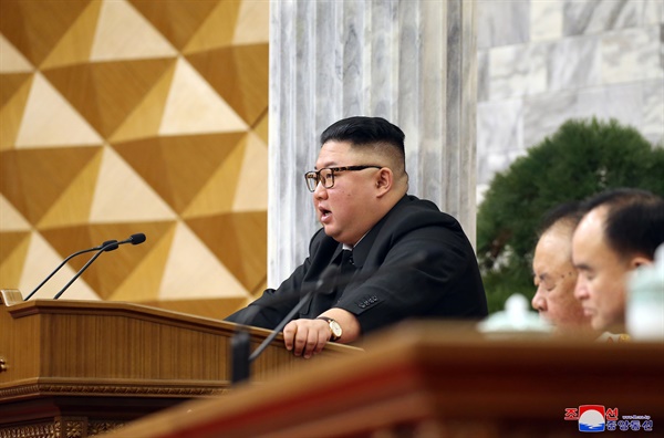 김정은 북한 노동당 총비서가 지난 2월 10일 당 중앙위원회 제8기 제2차 전원회의 3일차 회의에서 보고를 했다고 조선중앙통신이 11일 보도했다. 북한은 3일차 회의에서 경제계획 수립과 집행과정에서 법적 통제를 강화하겠다는 뜻을 밝혔다. 2021.2.11 