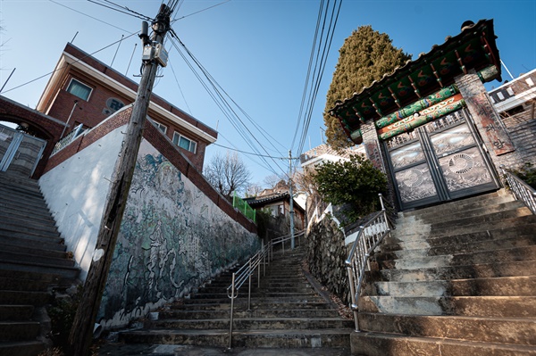 무불이 공존하는 인왕사 일대의 암자와 사찰 이 계단을 조금만 오르면 국사당과 선바위가 나온다.