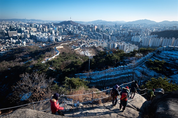 한양성곽길을 따라 서울 시내가 한 눈에 들어온다.