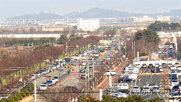 13일 오후 경남 김해장유에 있는 롯데프리미엄아울렛 주변 도로의 불법주차. 사진 오른쪽은 주차장.