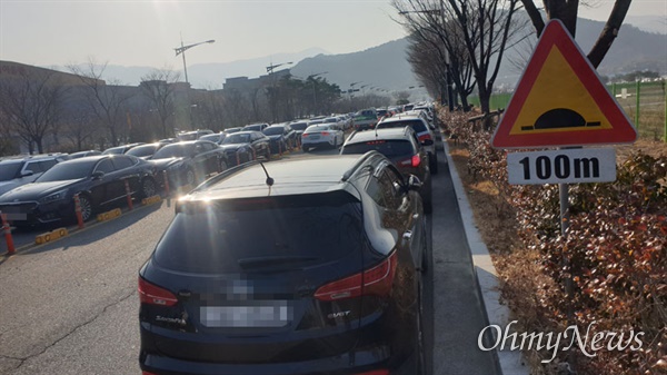 13일 오후 경남 김해장유에 있는 롯데프리미엄아울렛 주변 도로의 불법주차.