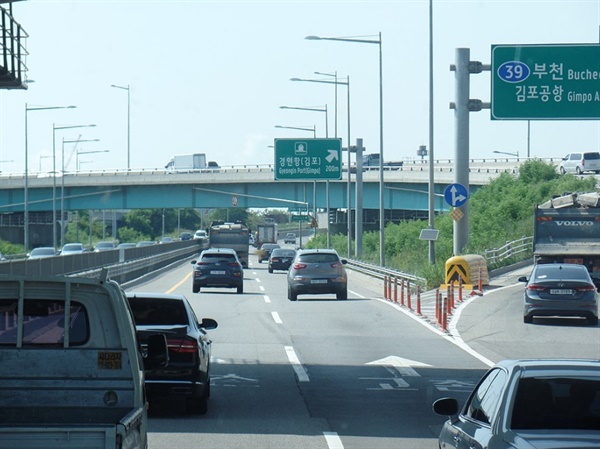 올림픽대로와 직결되는 김포한강로 김포한강로를 따라 달리다 보면 중간에 한강을 바라볼수 있는 용화사가 나온다