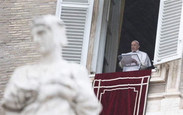 프란치스코 교황이 7일(현지시간) 바티칸의 성 베드로 광장이 내려다보이는 사도궁 집무실 창가에서 주일 삼종기도를 주례하고 있다. 