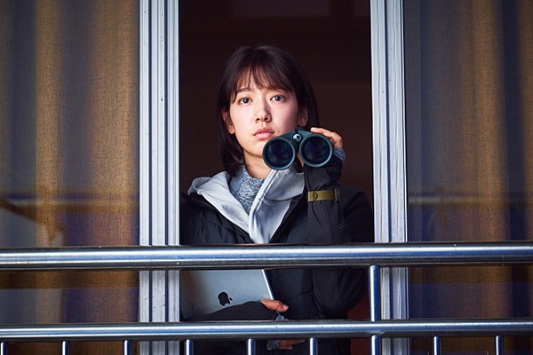  박신혜가 주연을 맡은 영화 <#살아있다>는 넷플릭스 글로벌 차트 1위에 오르며 K-좀비 열풍을 주도했다.