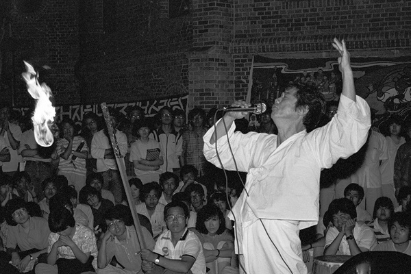1987년, 쉰다섯 살. 민주시민대동제에서 연설하는 백기완 
