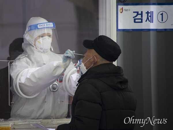  설연휴가 끝나고 다시 일상으로 돌아간 15일 오후 서울역앞에 설치된 코로나19 임시선별진료소에 많은 시민들이 줄을 서서 검사를 받고 있다(자료사진).