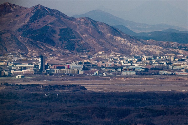 개성공단 가동 중단 5년을 앞둔 8일 경기도 파주시 접경지역에서 바라본 개성공단 일대가 적막하다. 박근혜 정부는 북한의 4차 핵실험과 장거리 로켓 발사에 대응해 2016년 2월 10일 개성공단 가동을 전면 중단한다고 발표했다. 이에 북한이 공단 폐쇄와 남측 자산 동결, 남측 인원 추방으로 응수하면서, 개성공단은 현재까지 가동이 중단된 상태다. 2021.2.8