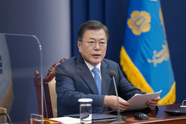 문재인 대통령이 15일 청와대에서 열린 수석·보좌관 회의에서 발언하고 있다.