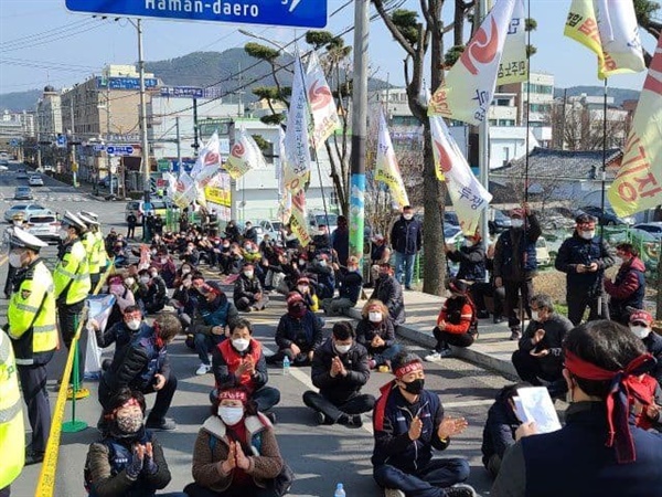 민주노점상전국연합은 15일 오후 함안군청 앞에서 “생존권 쟁취 투쟁 결의대회”를 열었다.