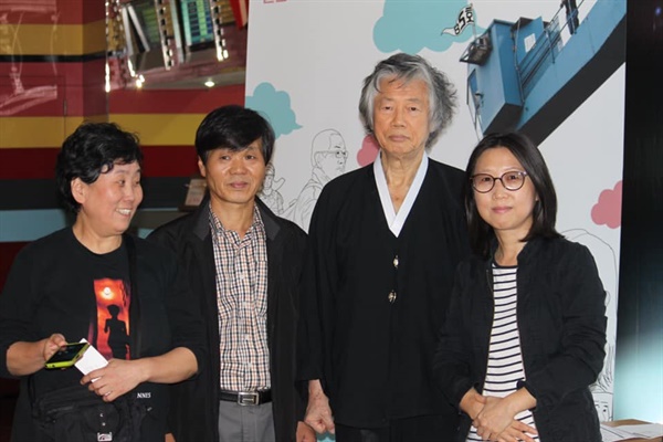  2012년 이수정 감독(오른쪽)의 <깔깔깔 희망버스> 시사회에 참석한 백기완 선생