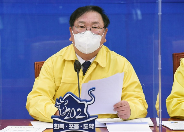 더불어민주당 김태년 원내대표가 16일 국회에서 열린 원내대책회의에서 발언하고 있다. 
