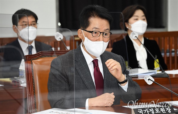 박지원 국가정보원장이 16일 오전 국회에서 열린 정보위원회 전체회의에 출석, 개의를 기다리고 있다.