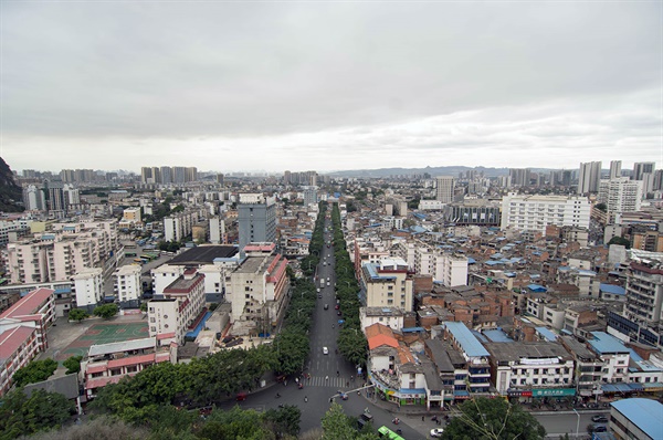 위펑산에서 내려다본 류저우(柳州)시 전경. 임정은 이 도시에서 다섯 달가량 머물렀다.