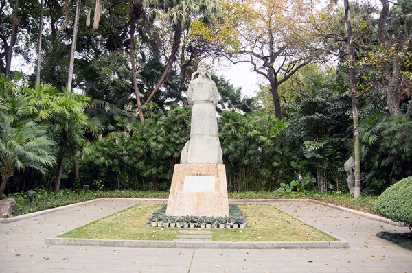 류저우의 류허우(柳候) 공원에 서 있는 유종원의 동상. 류저우는 유종원은 4년간 류저우를 다스리면서 류저우의 경제와 문화를 일신했다. 