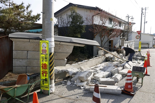 일본 후쿠시마(福島)현 앞바다에 규모 7.3의 지진이 발생한 다음 날인 14일 오전 후쿠시마현의 주택가 담장이 붕괴해 있다. 