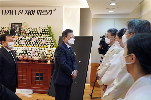 문재인 대통령이 17일 오전 서울 종로구 서울대병원 장례식장에 마련된 고(故) 백기완 통일문제연구소장 빈소를 조문한 뒤 유족들에게 위로의 말을 전하고 있다.