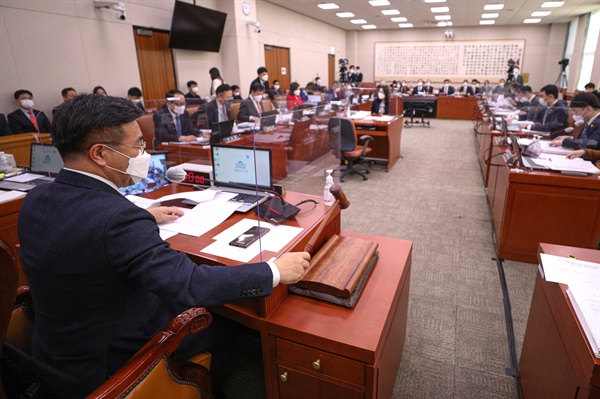 17일 국회에서 열린 법제사법위원회 전체회의에서 윤호중 법사위원장이 의사봉을 두드리고 있다.