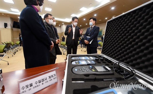박남춘 인천시장이 2월 17일 인천상수도사업본부에서 열린 '인천형 워터케어 발대식'에서 상수도 관계자들과 대화를 하고 있다.

