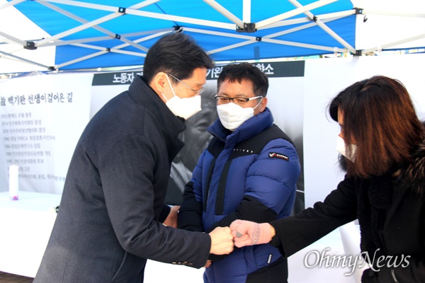 김경수 경남지사는 2월 17일 낮 12시 40분경 창원 한서병원 앞 광장에 있는 고 백기완 선생 시민분향소를 찾아 조문한 뒤 관계자들과 인사를 나누고 있다.
