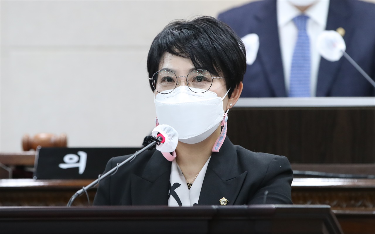 김은미 의원이 17일 홍성군의회 제275회 임시회에서 5분발언을 하고 있는 모습. 