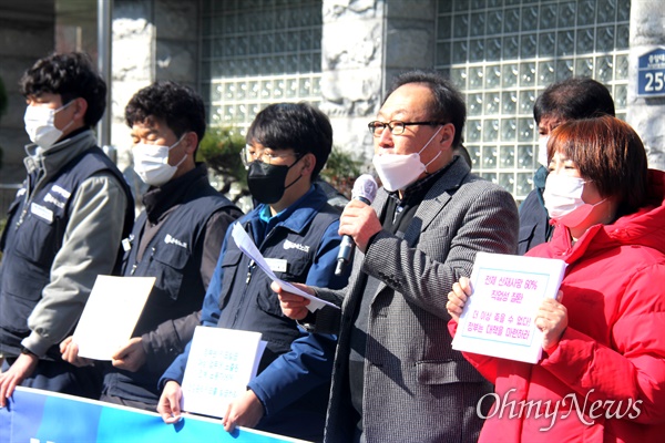  전국금속노동조합 경남지부 대우조선지회는 18일 산업안전보건공단 경남지역본부 앞에서 기자회견을 열어, 대우조선해양 노동자에 대한 건강관리카드 발급을 요구했다.