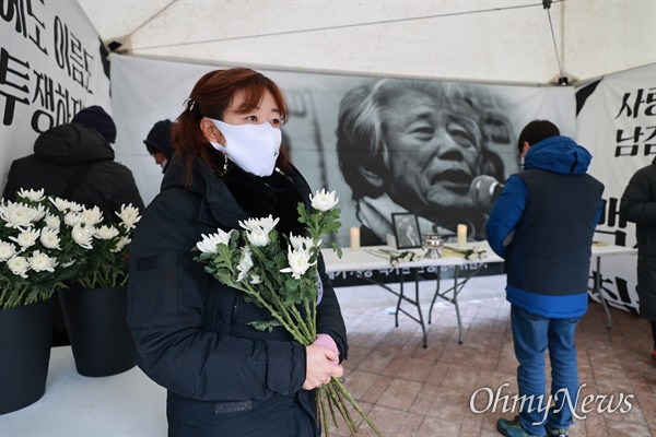 18일 오후 서울시청잎에 마련된 고 백기완 선생 시민분향소에 시민, 노동자들이 찾아와 고인을 추모하고 있다. 