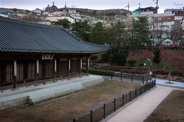 삼군부총무당과 저 멀리 낙산공원 성곽. 조선시대 삼군부를 총광했던 군사기관으로 삼선공원 안에 있다.