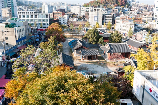 벼룩시장이 열리는 동묘 전경. 오른쪽으로 가면 서울풍물시장.
