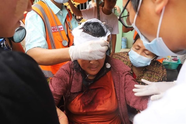 2월 20일 미얀마 만달레이에서 벌어진 시위자의 부상과 연행 상황.