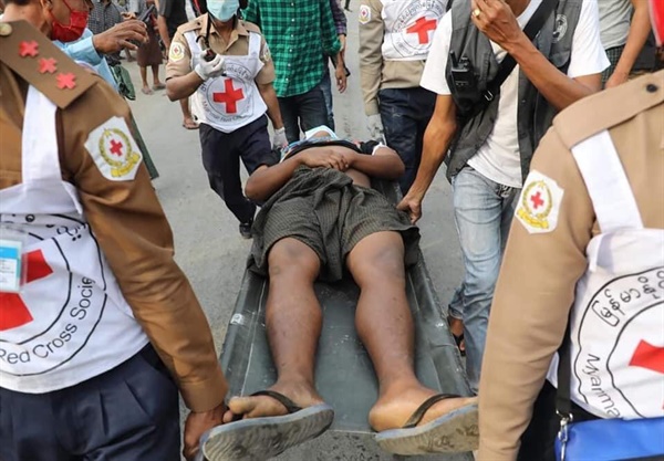 2월 20일 미얀마 만달레이에서 벌어진 시위자의 부상과 연행 상황.
