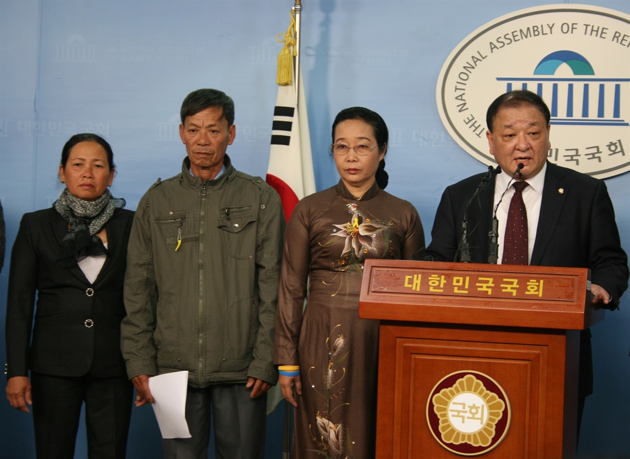 2015년 4월 6일, 국회 정론관에서 열린 베트남전 한국군 민간인학살 피해자의 기자회견. 왼쪽부터 퐁니·퐁녓학살 피해자 응우옌티탄, 빈안학살 피해자 응우옌떤런, 호치민시 전쟁증적박물관장 후인응옥번.