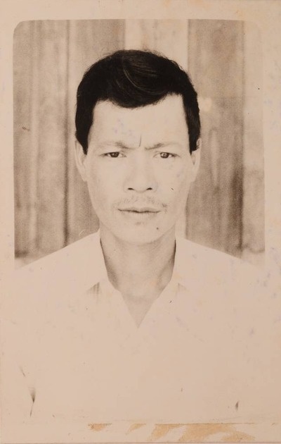 빈딘성 박물관에 소장된 빈안학살 아카이브 자료집에 수록된 응우옌떤런의 사진. 자료집에는 그의 진술서도 첨부되어 있다.