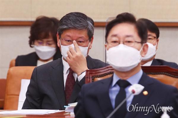 박범계 법무부 장관(오른쪽)과 이용구 차관이 22일 국회에서 열린 법제사법위원회 전체회의에 출석하고 있다.