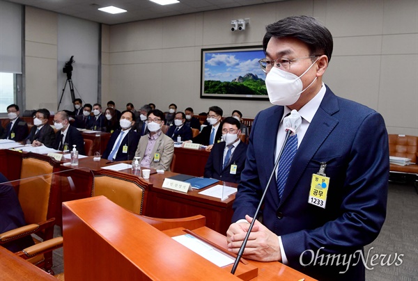 최정우 포스코 회장이 22일 서울 여의도 국회에서 열린 환경노동위원회 산업재해관련 청문회에서 의원 질의에 답하고 있다.