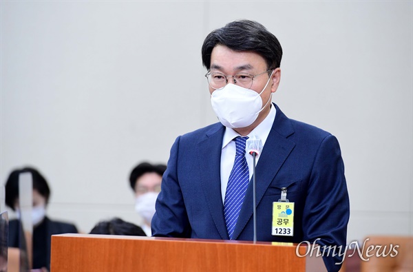 최정우 포스코 회장이 지난달 22일 서울 여의도 국회에서 열린 환경노동위원회 산업재해관련 청문회에서 의원 질의에 답하고 있다.