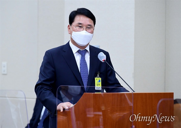 한영석 현대중공업 대표이사가 22일 서울 여의도 국회에서 열린 환경노동위원회 산업재해관련 청문회에서 의원 질의에 답하고 있다.