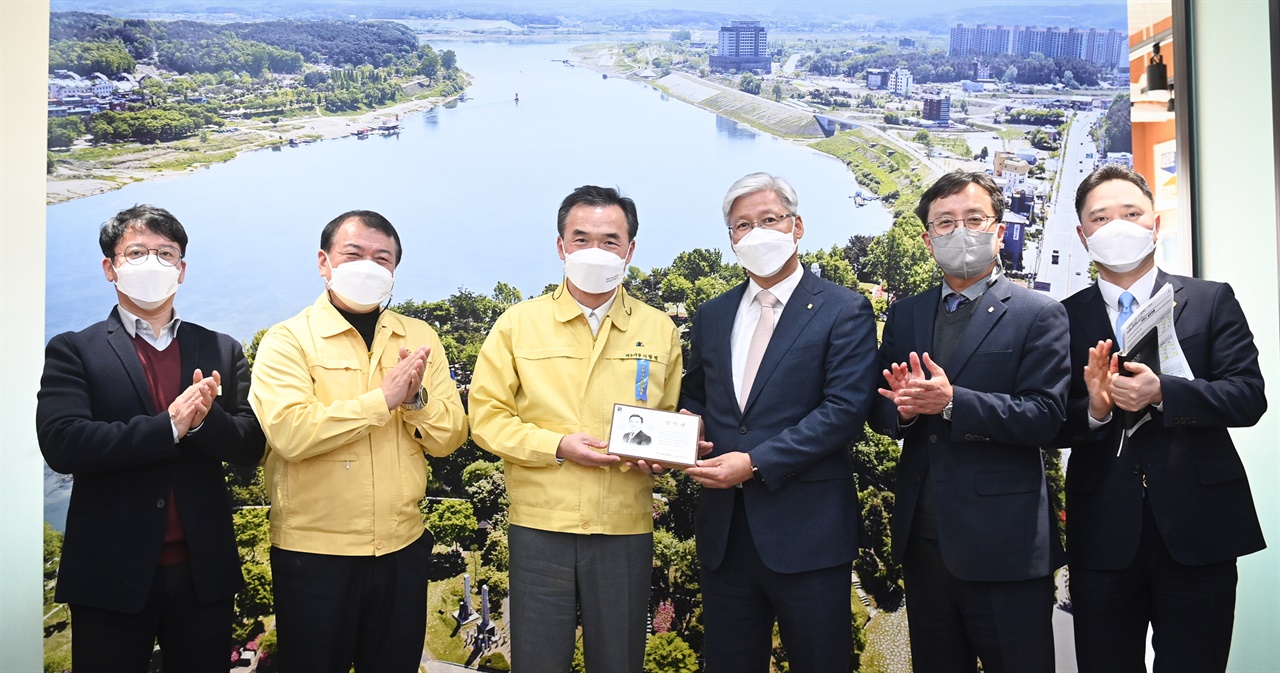  경기 여주시가 ‘특례보증 출연실적 우수지자체’에 선정돼 경기신용보증재단으로부터 감사패를 받았다.