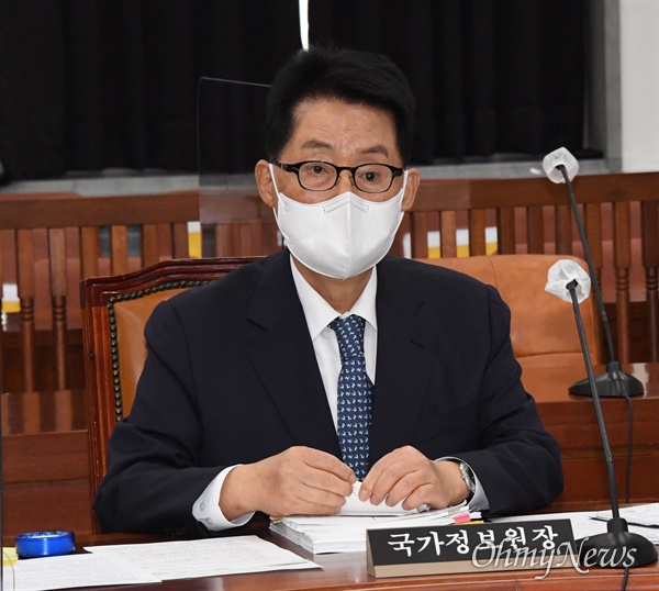 박지원 국가정보원장이 22일 국회에서 열린 정보위원회 전체회의에 출석하고 있다.