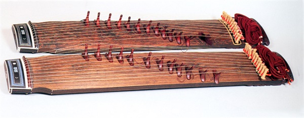가야금은 오동나무 판에 공명 통을 만들고, 그 위에 줄 받침 기러기발 12개를 얹는다. 명주실을 꼬아 만든 줄을 소리의 높고 낮음 순으로 배열하여 만든다.