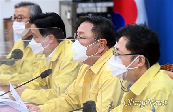  더불어민주당 김태년 원내대표가 23일 국회에서 열린 원내대책회의에서 발언하고 있다.