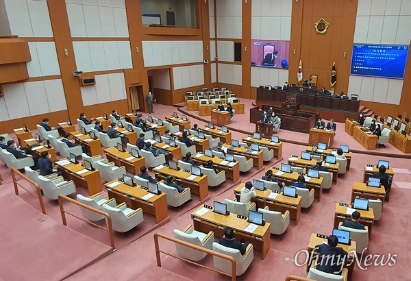 부산시의회가 23일  294회 임시회 1차 본회의를 열고 있다.