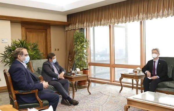  유정현 주이란대사(오른쪽)와 헴마티 이란 중앙은행 총재(가운데)가 지난 22일 주이란한국대사관에서 면담하고 있다.