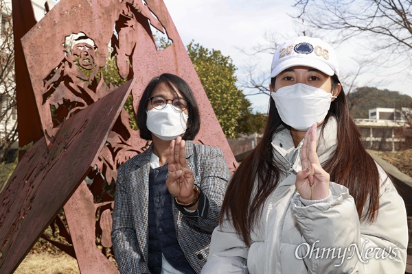 서울대 사범대 한국어학과 박사과정인 미얀마 유학생 에에띤(AYE AYE THIN)과 석사과정인 미얀마 유학생 윤쉐진(Yunn Shwe Zin)이 서울 관악구 서울대교정에서 미얀마 군부독재 종식과 민주화를 요구하며 저항운동의 상징으로 '세 손가락'을 펼치고 있다.