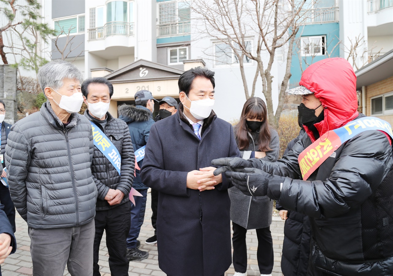 백군기 용인시장은 24일 용역업체 교체과정에서 고용승계가 되지 않아 일자리를 잃은 경비원 9명이 집회를 하고 있는 기흥구 언남동의 한 아파트 단지에서 이들을 위로하고 애로사항을 청취했다.
