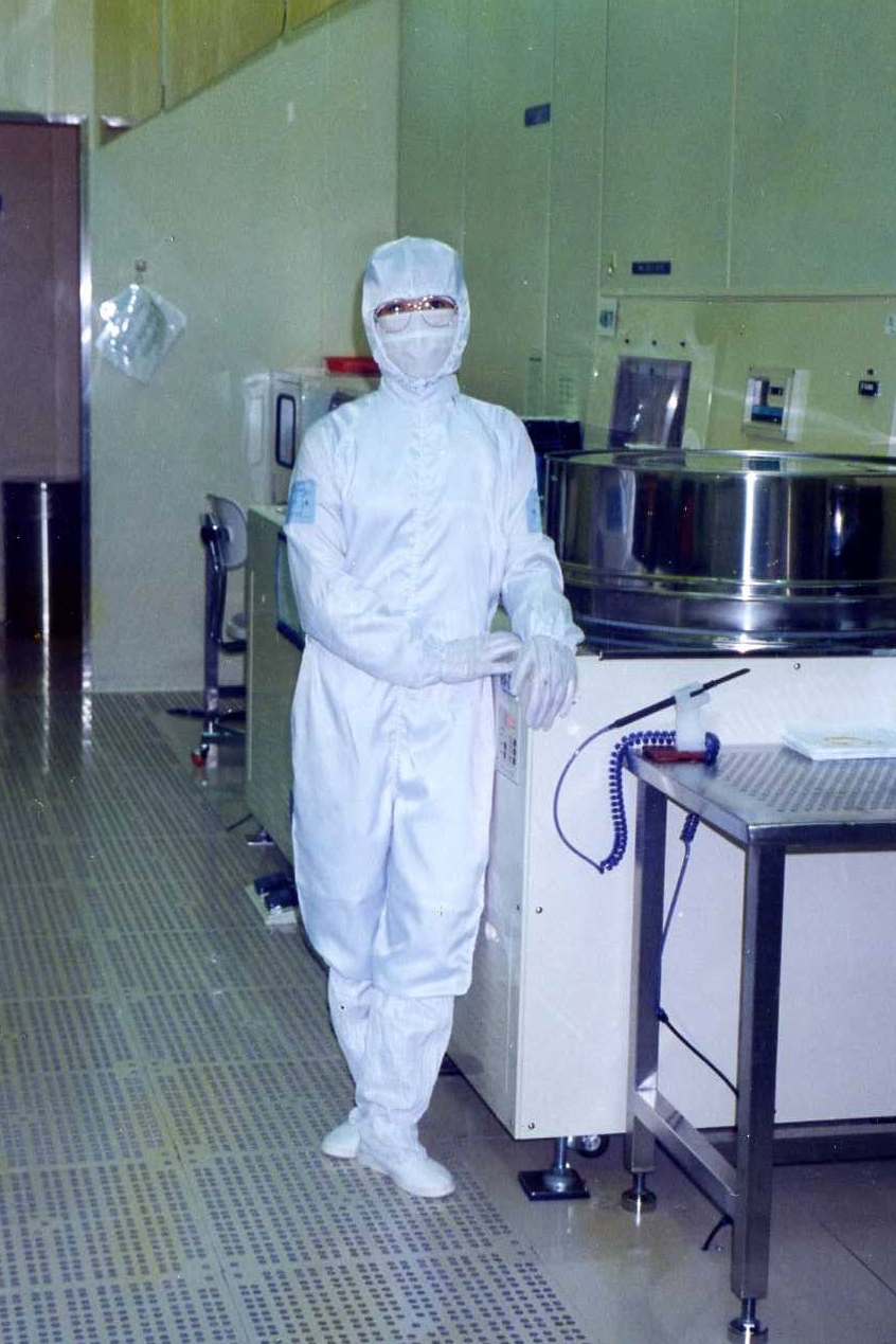1990년대 삼성반도체 생산현장인 클린룸 안에서 방진복을 입은 여성노동자