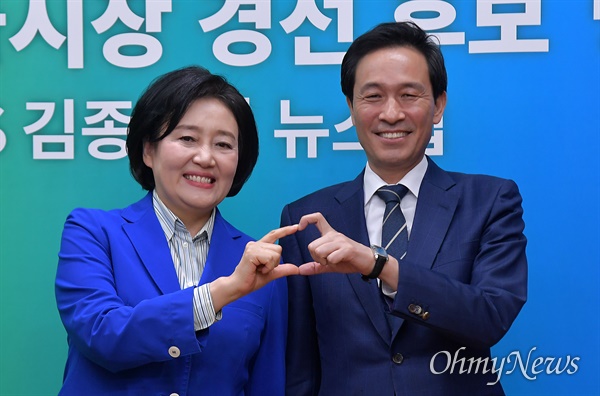24일 오후 서울 목동 CBS 스튜디오에서 열린 더불어민주당 서울시장 경선 후보 방송토론회에서 박영선(왼쪽), 우상호 후보가 기념 촬영을 하고 있다.