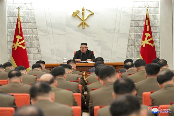 김정은 북한 국무위원장이 지난 2월 24일 노동당 중앙군사위원회 확대회의를 열었을 당시 모습. 