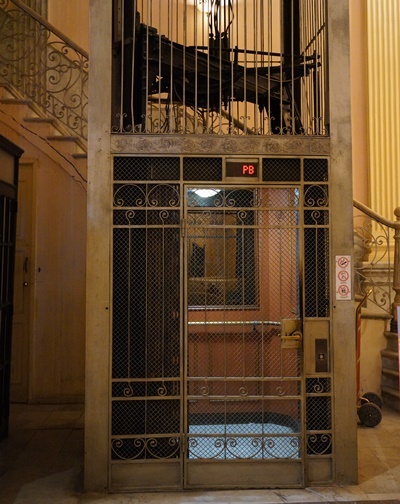 오래된 엘리베이터